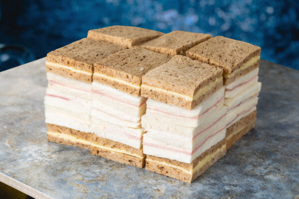Sandwiches de jamón y queso (30 bocaditos de copetín)